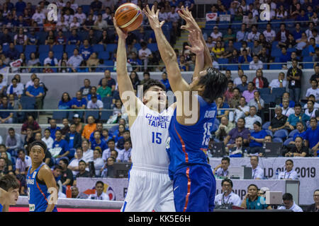 Cubao, Quezon city, Filippine. 27 nov, 2017. kuan-chuan chen sfida la difesa del giugno mar fajardo gilas pilipinas ha difeso la loro casa contro Taipei cinese. Gioco terminato a 90 - 83. Credito: noel jose tonido/Pacific press/alamy live news Foto Stock