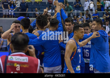 Cubao, Quezon city, Filippine. 27 nov, 2017. gilas pilipinas con il tradizionale centro corte Meet-up dopo che essi hanno difeso la loro casa gilas pilipinas ha difeso la loro casa contro Taipei cinese. Gioco terminato a 90 - 83. Credito: noel jose tonido/Pacific press/alamy live news Foto Stock