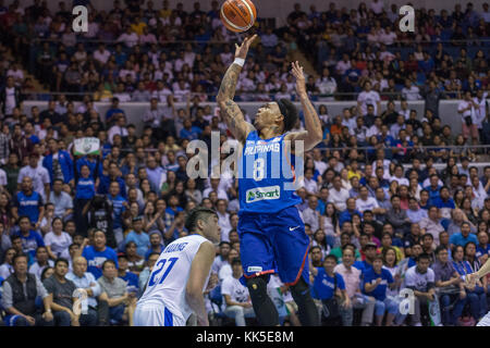 Cubao, Quezon city, Filippine. 27 nov, 2017. calvin abueva cerchi un flooter contro jüchen huang pilipinas gilas ha difeso la loro casa contro Taipei cinese. Gioco terminato a 90 - 83. Credito: noel jose tonido/Pacific press/alamy live news Foto Stock