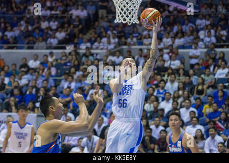 Cubao, Quezon city, Filippine. 27 nov, 2017. kai-yan lee sfugge alla difesa di japeth aguilar di gilas pilipinas gilas pilipinas ha difeso la loro casa contro Taipei cinese. Gioco terminato a 90 - 83. Credito: noel jose tonido/Pacific press/alamy live news Foto Stock