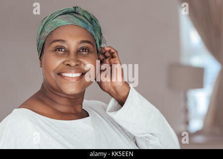 Adulto felice donna africana che indossa un elegante velo Foto Stock