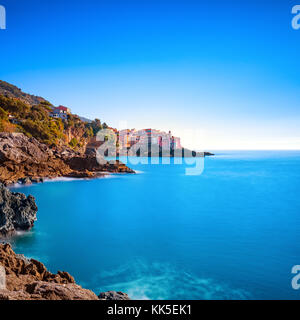 Tellaro rocce e vecchio villaggio sul mare. chiesa e case. Cinque Terre, cinque terre liguria italia Europa. Foto Stock
