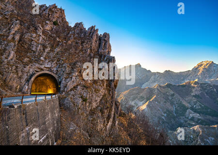 Alpi apuane mountain road pass e vista di tunnel al tramonto. Posizione filmato a Carrara, Toscana, Italia. l'Europa. Foto Stock