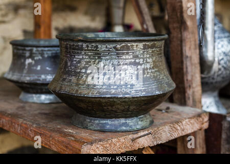 Grande forgiato a mano in rame pentole di cottura in un negozio di antiquariato Foto Stock