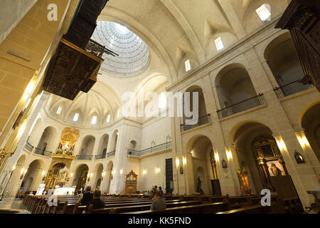 Alicante, Spagna 19 ottobre 2017: All'interno della chiesa co-cattedrale di San Nicolás de Bari con la gente all'interno. Foto Stock