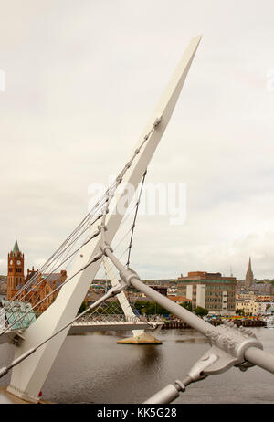 Una chiusura ooof la struttura in acciaio della pace iconico ponte sopra il fiume foyle in londonderry città in Irlanda del Nord Foto Stock