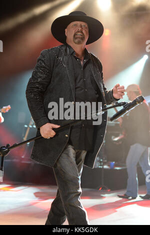 POMPANO BEACH FL - 15 OTTOBRE: Eddie Montgomery di Montgomery Gentry si esibisce all'anfiteatro di Pompano Beach il 15 ottobre 2016 a Pompano Beach, Florida persone: Eddie Montgomery Foto Stock