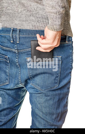 Un uomo in jeans tira fuori un nero portafoglio in pelle dalla sua tasca posteriore Foto Stock