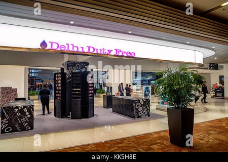 Delhi, India - circa novembre 2017 : duty free shop dell'aeroporto internazionale Indira Gandhi Foto Stock