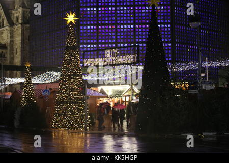 Berlino, Germania. 27 Nov 2017. Berlino: Oggi il mercatino di Natale è stato aperto sulla Breitscheidplatz, presso la Gedächniskirche di Berlino. Il 19 dicembre 2016, il terrorista dell'ISIS Anis Amri ha corso in un camion nella Breitscheidplatz di Berlino, mietendo 12 vittime. Credit: Simone Kuhlmey/Pacific Press/Alamy Live News Foto Stock