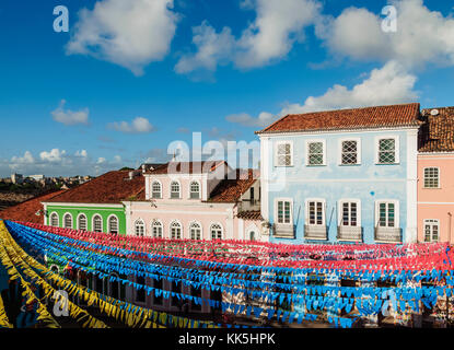 Sao Joao Festival di decorazioni su Largo do Pelourinho, vista in elevazione, Salvador, nello Stato di Bahia, Brasile Foto Stock