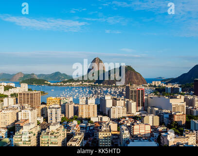 Vista su Botafogo verso la montagna di Sugarloaf, Rio de Janeiro, Brasile Foto Stock