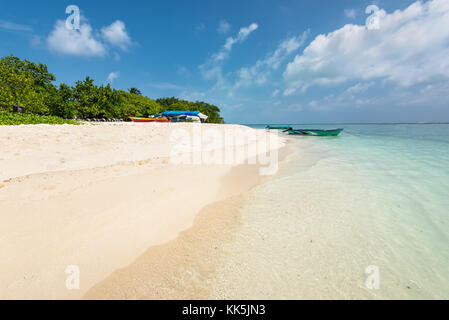 Gulhi island, Maldive - Novembre 17, 2017: barche sulla spiaggia gulhi estremità sud dell'isola gulhi, Maldive, Oceano Indiano. straordinarie vacanze tropicali. Foto Stock