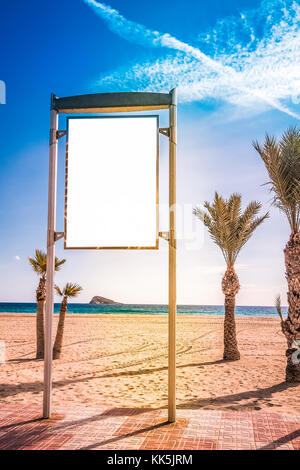 Mock up blank affissioni, scheda informazioni sulla spiaggia. Foto Stock