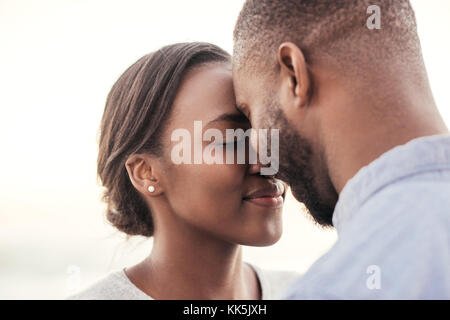 Contenuto giovane africano giovane godendo un momento romantico insieme Foto Stock