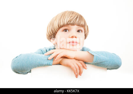 Fantasiose e curioso ragazzo - Riflessivo dreamer - Daydreaming - cercando su sfondo bianco - Ritratto isolato Foto Stock