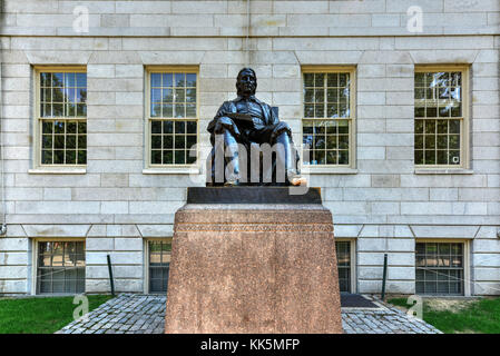 John harvard statua in Harvard University di Cambridge, Massachusetts, Stati Uniti d'America Foto Stock