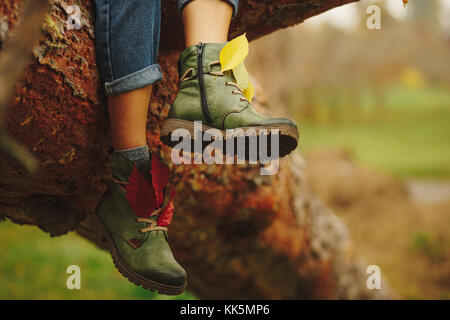 Verde stivali in pelle sulle donne gambe Foto Stock