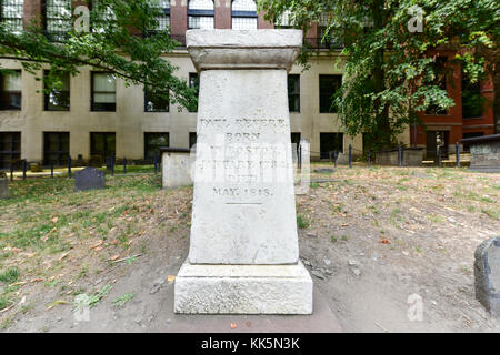 La tomba del colono americano e rivoluzionario Paul Revere nel granaio di massa di seppellimento di Boston in estate. Foto Stock