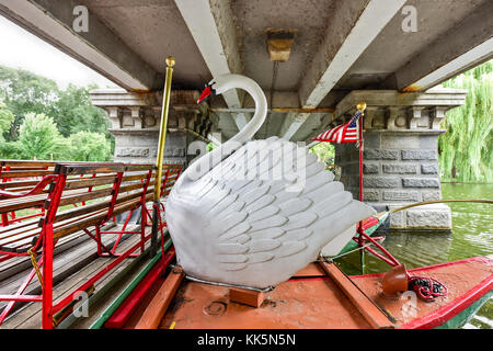 Swan barca a Boston Public Garden. Il Boston Public Garden, è un grande parco situato nel cuore di Boston, adiacente al Boston Common. Foto Stock