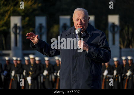 29 Il comandante del Marine Corps pensionati gen. Alfred GRIGIO M. Jr. parla agli ospiti del Marine Corps ghirlanda di Compleanno cerimonia di posa, Arlington, Virginia, nov. 10, 2017. La cerimonia è un evento annuale tenuto presso il Marine Corps War Memorial in onore del Corps' compleanno. (U.S. Marine Corps foto di Sgt. Olivia G. Ortiz) Foto Stock