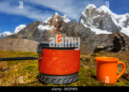 Set per il tè in alta montagna. escursionismo scena nella Cordillera huayhuach, Perù. Foto Stock