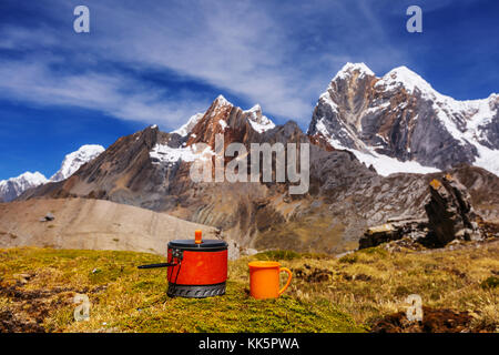 Set per il tè in alta montagna. escursionismo scena nella Cordillera huayhuach, Perù. Foto Stock