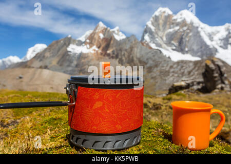 Set per il tè in alta montagna. escursionismo scena nella Cordillera huayhuach, Perù. Foto Stock