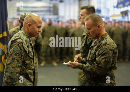 Gunnery Sgt. Gary E. Leiffer, una cellula meccanico con un mezzo marino Tiltrotor Squadron (VMM) 162 (REIN), 26 Marine Expeditionary Unit (MEU), prende il primo pezzo di torta come è per tradizione la più antica presente marino, a bordo di un assalto anfibio nave Iwo Jima (LHD 7), celebrando il Marine Corp 242Compleanno, nov. 10, 2017. I marines e marinai ha festeggiato il compleanno con una torta cerimonia del taglio durante la conduzione di composito combinato unità di addestramento Esercizio (COMPTUEX) nell'Oceano Atlantico. (U.S. Marine Corps foto di Cpl. Jon Sosner) Foto Stock