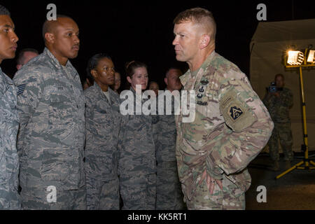 AGUADILLA, Puerto Rico - STATI UNITI Esercito Lt. Gen. Jeffrey S. Buchanan, Esercito degli Stati Uniti Nord commander, parla con gli avieri presso Rafael Hernández aeroporto, nov. 10, 2017. Il aviatori erano parte della risposta di emergenza dopo l uragano Maria hit Puerto Rico. (U.S. Esercito foto di Sgt. Avery Cunningham) Foto Stock