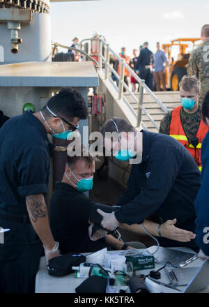 OCEANO ATLANTICO (Nov. 22, 2017) Ospedale Corpsman 3a Classe Ivan Chagoyan (a sinistra) e Ospedale Corpsman 3a Classe Andrew Dunn prendere i segni vitali da un paziente durante un'operazione di evacuazione non combattente perforare a bordo della nave di atterraggio molo USS Oak Hill (LSD 51). Oak Hill, componenti del gruppo di pronto anfibio Iwo Jima e della 26a unità di spedizione marina, stanno conducendo un esercizio combinato di unità di formazione composita che è il culmine della formazione per il team Navy-Marine Corps e li certificherà per la distribuzione. (STATI UNITI Navy Photo by Mass Communication Specialist Seaman Jessic Foto Stock