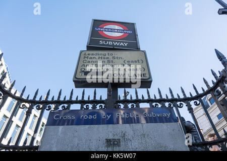 Un vecchio cartello stradale e un TFL stazione della metropolitana roundel fuori Mansion House stazione della metropolitana nella città di Londra, Regno Unito. Foto Stock