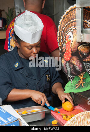 OCEANO ATLANTICO (Nov. 23, 2017) il capo specialista culinario Crystal Graham serve la torta di patate dolci durante le celebrazioni del Ringraziamento a bordo della nave d'assalto anfibia USS Wasp (LHD 1). Il WASP sta transitando a Sasebo, Giappone, per condurre un giro d'affari con la USS Bonhomme Richard (LHD 6) come ammiraglia schierata in avanti delle forze anfibie nella settima area di attività della flotta degli Stati Uniti. (STATI UNITI Navy Photo by Mass Communication Specialist 2° Classe Rawad Madanat/released) Foto Stock
