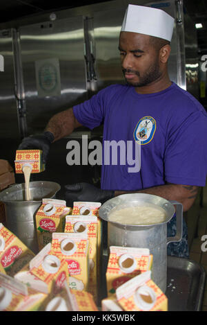 Oceano atlantico (nov. 23, 2017) specialista culinaria 2a classe Laffeyette Curry da Columbus, Georgia riversa uovo nog in cucina dell'assalto anfibio nave USS Iwo Jima (LHD 7). Iwo Jima, componenti di Iwo Jima Amphibious Ready Group e la ventiseiesima Marine Expeditionary Unit stanno conducendo un composito combinato unità di addestramento di esercizio che è il culmine della formazione per la Navy-Marine Corps team e certificherà per la distribuzione. (U.S. Foto di Marina di Massa Specialista comunicazione marinaio Dary M. Patten/rilasciato) Foto Stock