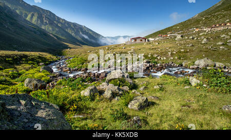 Villaggio di kavrun plateau o altopiano in kackar montagne o semplicemente kackars in camlihemsin, rize, Turchia. Foto Stock