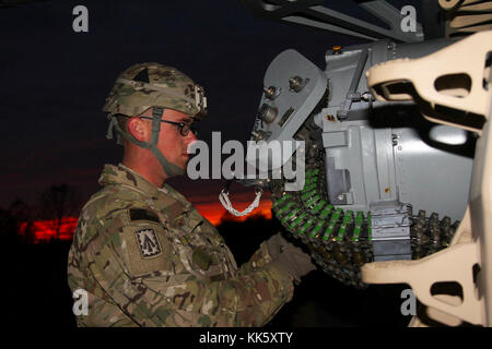 Spc. Alexander Jones, un campo di artiglieria radar firefinder operatore con una batteria, 2° Battaglione, 44th difesa aerea reggimento di artiglieria, assegnato alla 108th aria difesa brigata di artiglieria e attaccata alla 101ª Divisione aviotrasportata (Air Assault) Supporto brigata, 101st Abn. Div., controlli le munizioni sulla falange Land-Based Weapon System, nov. 8, 2017, durante il battaglione live fire esercitare sulla Fort Campbell, Kentucky. (U.S. Esercito foto di Spc. Alexes Anderson/101st SBDE Affari pubblici) Foto Stock