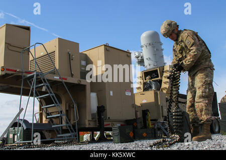 Spc. Ramiro Ramirez, un campo di artiglieria radar firefinder operatore con una batteria, 2° Battaglione, 44th difesa aerea reggimento di artiglieria, assegnato alla 108th aria difesa brigata di artiglieria e attaccata alla 101ª Divisione aviotrasportata (Air Assault) Supporto brigata, 101st Abn. Div., mette via la Falange Land-Based Weapon System le munizioni, nov. 8, 2017, durante il battaglione live fire esercitare sulla Fort Campbell, Kentucky. (U.S. Esercito foto di Spc. Alexes Anderson/101st SBDE Affari pubblici) Foto Stock