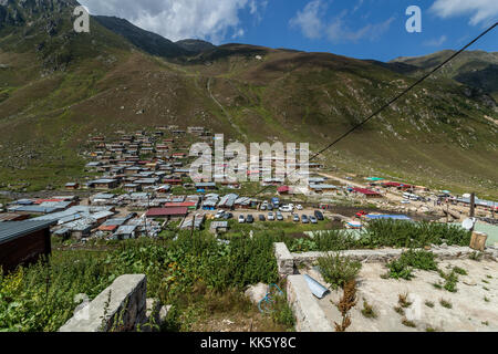 Villaggio di kavrun plateau o altopiano in kackar montagne o semplicemente kackars in camlihemsin, rize, Turchia. Foto Stock