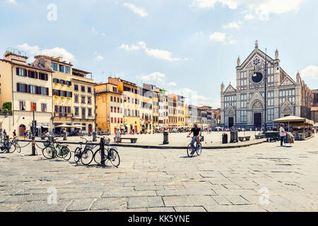 Firenze, ITALIA - 11 luglio 2017: Veduta di piazza Santa Croce e della chiesa di Santa Croce a Firenze, Italia, il 11 luglio 2017 a Firenze, Italia Foto Stock