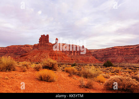 La Valley of the Gods rock formazione con monument valley di sunrise Foto Stock