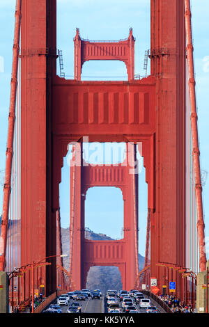 Golden Gate bridge close-up guardando a nord. Foto Stock