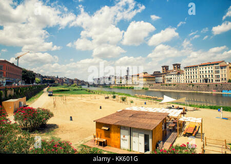 Firenze, ITALIA - 11 luglio 2017: Vista sulla spiaggia urbana vicino al fiume Arno e spazio per attività ricreative e di intrattenimento, il 11 luglio 2017 in Foto Stock