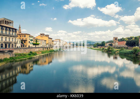 Firenze, ITALIA - 11 luglio 2017: Vista delle nuvole che si riflettono sul fiume Arno e sul ponte di San Niccoló ed edifici storici sulle rive del fiume, sopra Foto Stock