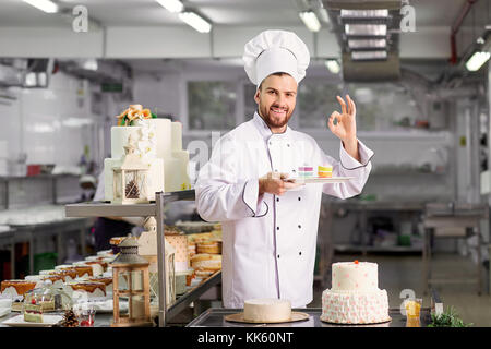 La pasticceria è la preparazione di una torta in cucina della pastr Foto Stock