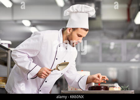 La pasticceria è la preparazione di una torta in cucina della pastr Foto Stock