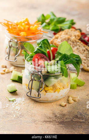 Insalata in un barattolo di vetro Foto Stock