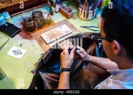 Goldsmith lavorando sul suo banco Foto Stock