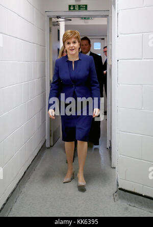 Primo Ministro Nicola Storione durante una visita per il senzatetto carità Streetwork in Holyrood, Edimburgo. Foto Stock