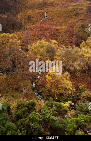 Cascata sulla passeggiata a cadute di Kirkaig, Assynt, Scozia Foto Stock