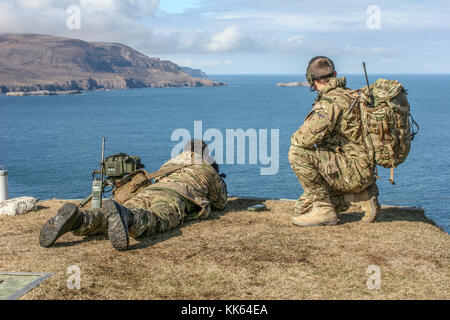 2 ufficiali della Royal Air Force del reggimento di fornire aria vicino supporto a Cape Wrath gamma come parte dei doveri come Joint Tactical Air Controller. Foto Stock